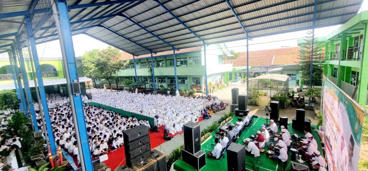 Kegiatan Shalawatan dan Peringatan Isra’ Mikraj Keluarga Besar MTsN 2 Kota Kediri Bersama Habib Ali Baharun