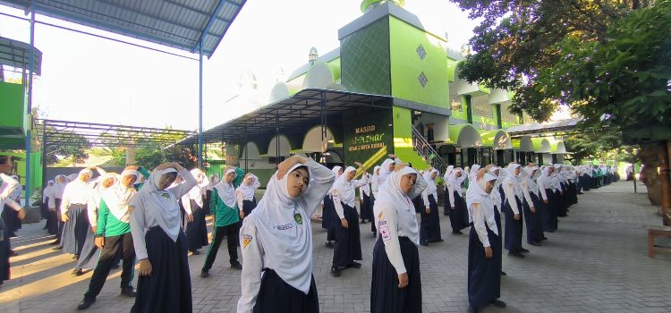 Senam Kebugaran Perdana Semester Ganjil di MTsN 2 Kota Kediri Meriah dan Penuh Semangat