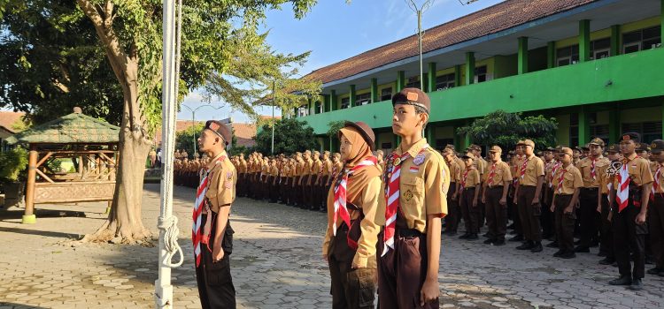 MTsN 2 Kota Kediri Gelar Upacara Peringatan Hari Pramuka ke-64 dengan Penuh Semangat