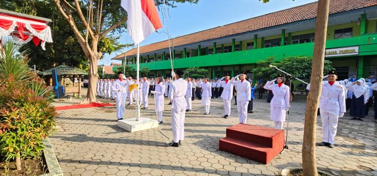 Upacara Bendera HUT RI ke-80 di MTsN 2 Kota Kediri Berlangsung Khidmat