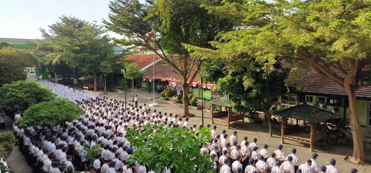 Apel Pagi MTsN 2 Kota Kediri Sarat Pesan Moral: Hindari Ciri Generasi Terburuk Apel Pagi MTsN 2 Kota Kediri Sarat Pesan Moral: Hindari Ciri Generasi Terburuk
