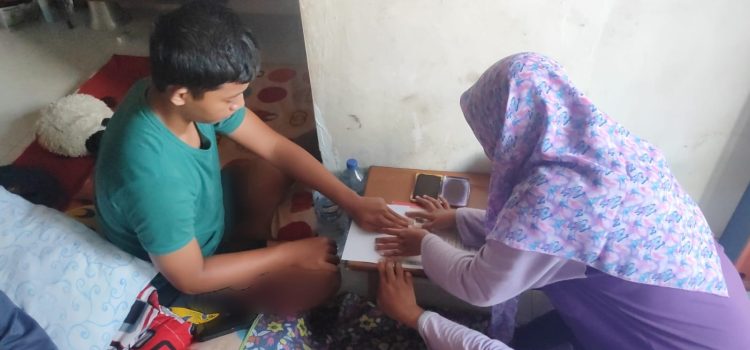 Siswa Sakit Tetap Terlayani, MTsN 2 Kota Kediri Datangi Rumah untuk Cap Tiga Jari Siswa Sakit Tetap Terlayani, MTsN 2 Kota Kediri Datangi Rumah untuk Cap Tiga Jari
