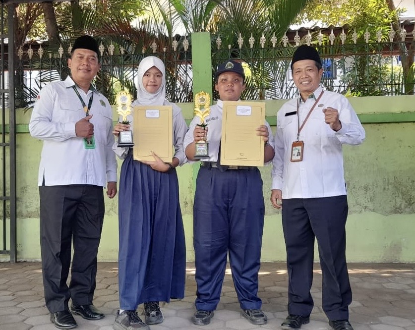 Dua Siswa MTsN 2 Kota Kediri Ukir Prestasi di OMI, Terima Piala Langsung dari Kemenag Kota Kediri