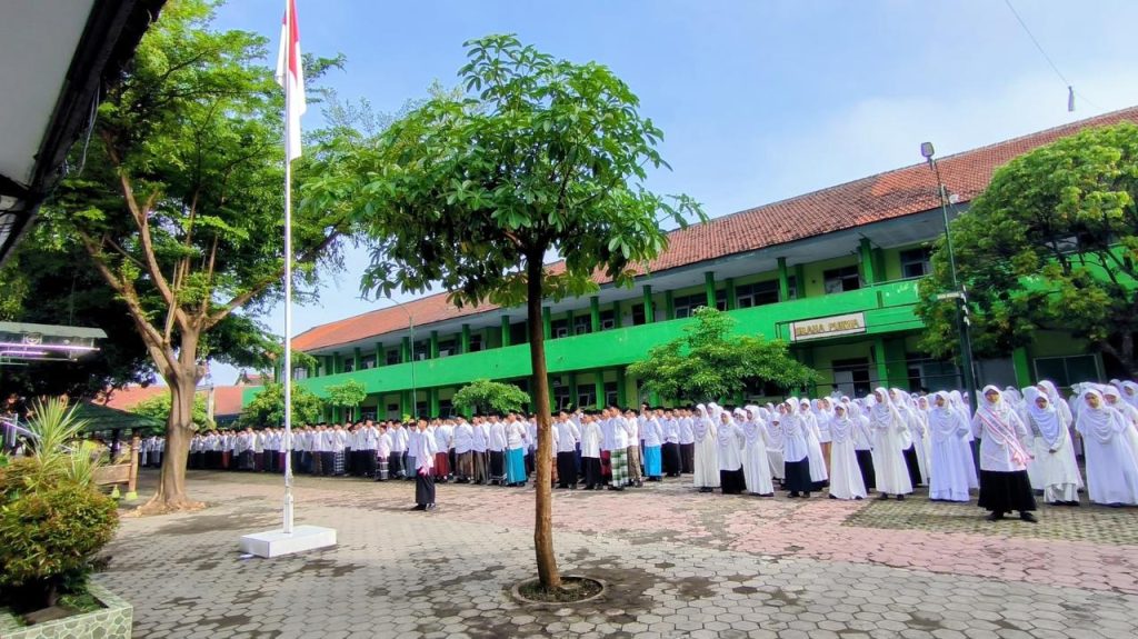 MTsN 2 Kota Kediri Gelar Apel Peringatan Hari Santri Nasional 2025