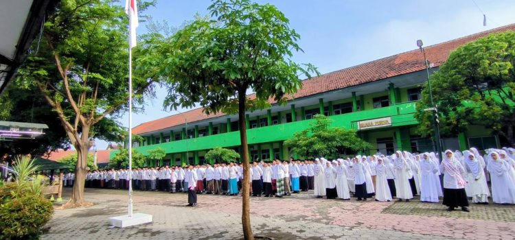 MTsN 2 Kota Kediri Gelar Apel Peringatan Hari Santri Nasional 2025 MTsN 2 Kota Kediri Gelar Apel Peringatan Hari Santri Nasional 2025